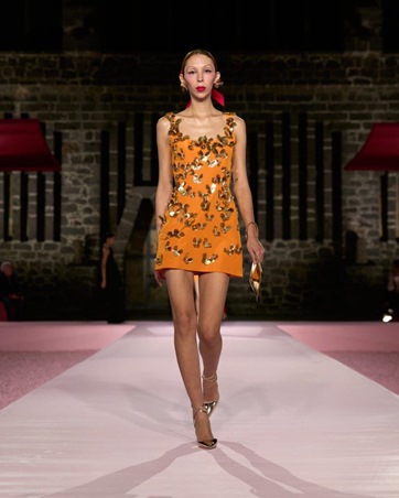 كارولينا هيريرا تلتقي بالغروب المكسيكي في مجموعة ريزورت 2025 والنتيجة تصاميم فريدة من نوعها